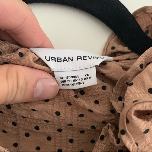 Silky blouses with ruffle collar - Picture 2 of 4